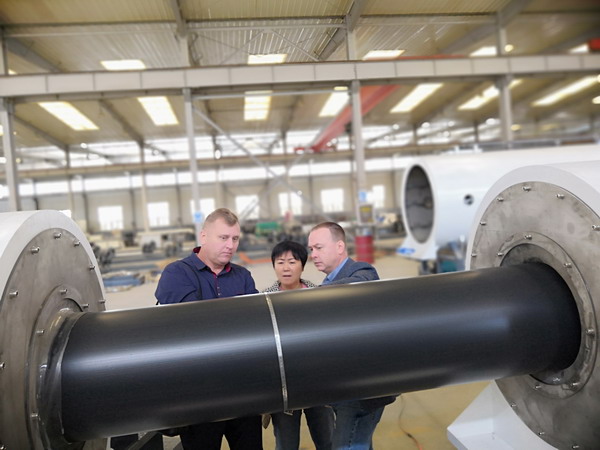 俄罗斯客户试生产了五种规格保温管材我司保温管设备质量过硬